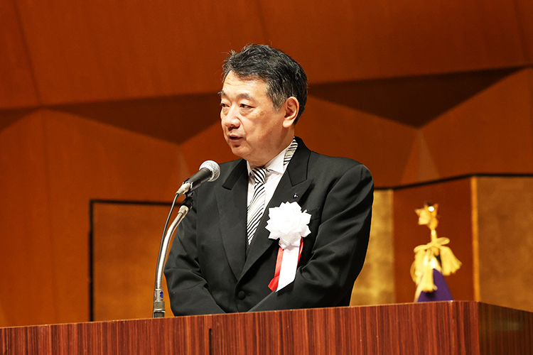 式辞を述べる加藤理事長