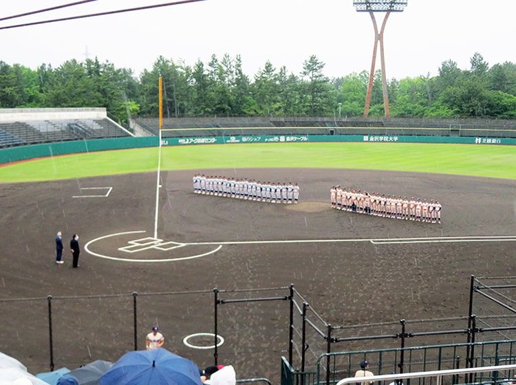 雨の中の開会式