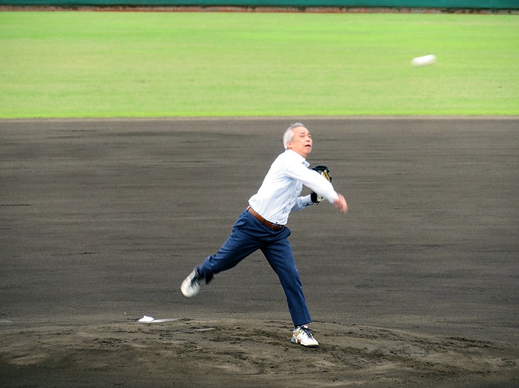 嶋田校長による始球式